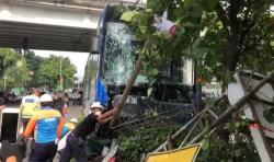 TransJakarta Tabrak Trotoar di Klender, Yuk Budayakan Fokus Berkendara