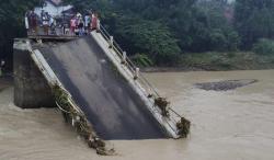 Jembatan di Brebes Putus Total, Warga Nekat Seberangi Sungai Rambatan