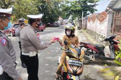 Hari Valentine, Polres Talaud Bagikan Masker dan Cokelat