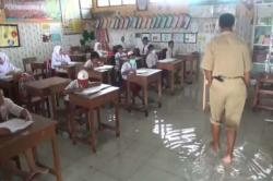 Akibat Luapan Air Anak Bengawan Solo, Siswa di Lamongan Belajar dalam Kelas yang Terendam Banjir