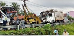 Begini Penampakan Bus Penumpang Rosalia yang Adu Banteng dengan Truk Fuso