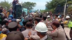 Demo Aliansi Bayah Menggugat di PT Cemindo Sempat Saling Dorong Dengan Petugas