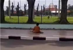 Viral Bocah Penjual Donat Sholat di Trotoar Tiap Adzan Berkumandang, Pembeli Ini Terenyuh