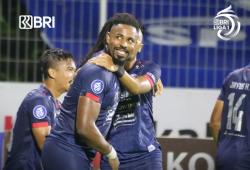 Arema Menangi Derby Jatim. Singo Edan Mengaum di Puncak Klasemen