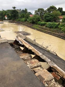 Jembatan Putus, Warga Terpaksa Turun Ke Sungai Untuk Menyeberang