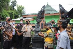 Kapolres Kediri Kota Serahkan Dua Arca Dwarapala di Pura Joyo Amijoyo