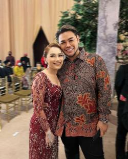 Ivan Gunawan Dampingi Ayu Ting Ting di Pernikahan Syifa