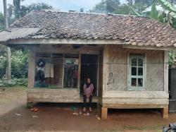 Tinggal di Rumah Tak Layak Huni, Janda di Cianjur Menunggu Uluran Tangan 