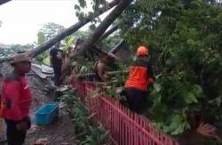 Klaten dilanda Hujan Es, Mengakibatkan Puluhan Rumah Warga Rusak