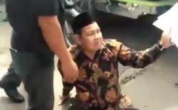 Anggota DPRD Kabupaten Bogor Duduk di Tengah Jalan Hadang Truk