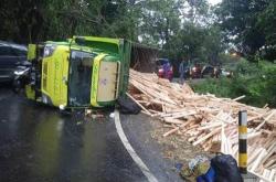 Jalur Jogja-Wonosari Macet, Truk Bermuatan Kayu Terguling di Piyungan Diduga Kelebihan Muatan