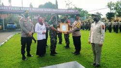 Kapolda Jateng Beri Penghargaan Kepada Tenaga Kesehatan di Brebes