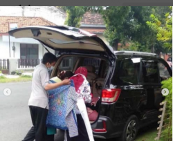 Viral! Dua Driver Ojol Bantu Persalinan Seorang Wanita di Dalam Mobil