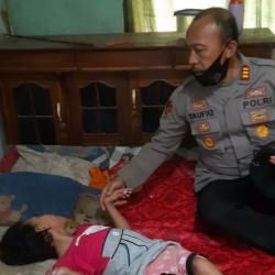 Polres Probolinggo Berikan Bantuan Kepada Anak Yatim Penderita Stunting