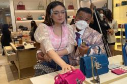 Hotman Paris Pamer Foto Bersama Celine Evangelista di Toko Tas Branded, Dinar Candy: Beliin Bang