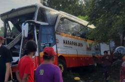 BREAKING NEWS : Bus Pariwisata Dihantam KA Dhoho, Niat Tamasya Berubah Jadi Pilu