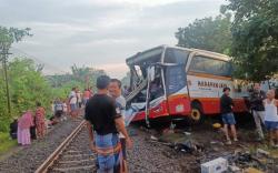 Link Video Amatir Sesaat Setelah Kecelakaan Bus dengan KA di Tulungagung, 4 Tewas