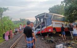 Breaking News : Kereta Api-Bus Pariwisata Tabrakan, Korban Meninggal 4 Orang