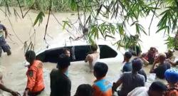 Melintasi Jembatan Banjir, Minibus Terseret Arus Sungai Tewaskan 4 Penumpang Tewas 1 Orang Selamat