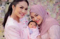 Manjakan Baby Ameena, Krisdayanti Hadiahi T-Shirt Gucci Seharga Rp2,6 Juta untuk Cucunya