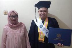 Rizki Oktavianto Anak Buruh Katering dan Yatim Jadi Wisudawan Terbaik UNY, IPK Tembus 3,96