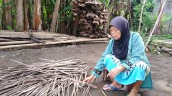 Kisah Kosimah, Nenek Penjual Sapu Lidi Di Pangandaran