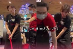 Viral! Aksi Kocak Livy Renata Mengepel Lantai, Netizen: Kaya Megang Stik Golf
