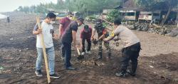 Masyarakat Nelayan dan TNI-Polri Bersihkan Pantai Blibis Banyuwangi