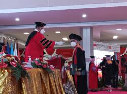 721 Wisudawan Dikukuhkan, Prof Nugroho Bangga Kepala LLDIKTI Beri Pujian