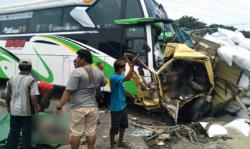 Penumpang Serobot Kemudi, Bus Pariwisata Tabrak Truk, Dua Orang Tewas