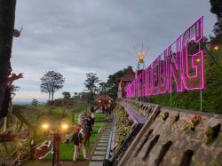 Sensasi Ngopi In The Sky, Saung Koffie Hideung Tempatnya