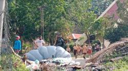 Penerjun Marinir Salah Mendarat di Halaman Gereja Katederal