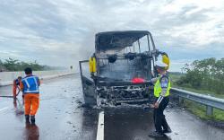 Bus Habis Terbakar di Tol Pandaan Malang, Penumpang Selamat Semua