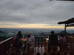 Yuk.. Nikmati Sensasi Baru di Karawang, Minum Koffie Hideung di Atas Awan