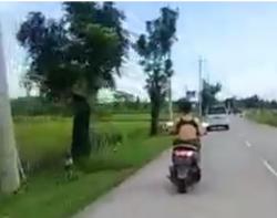 Viral Video Wanita Kendarai Motor Hanya Kenakan Pakaian Dalam Saja