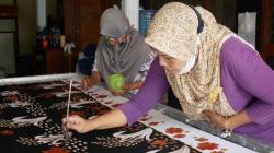 Batik Padi Menguning dari Lumbung Padi Nasional