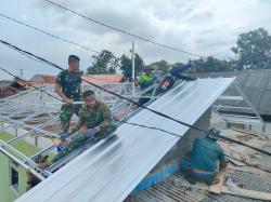 Yonif PR 305/Tengkorak Bedah Rumah Tidak Layak Huni di Hari Kostrad
