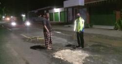 Sering Menjadi Pemicu Kecelakaan,Warga Keluhkan Jalan Nasional yang Rusak