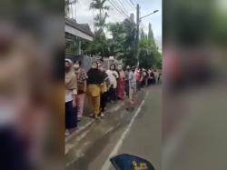 Warga Pesanggrahan Antre Minyak Goreng Sampai Mengular Panjang Sekali