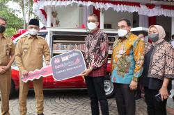 Busrul Iman Serahkan CSR Bank Jatim Peduli Kepada Pemerintah Kabupaten Bangkalan