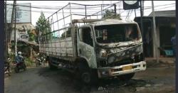 Mobil Pengangkut Styrofoam Hangus Terbakar, Jalan Raya Serang-Pandeglang Macet