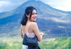 Wika Salim Pamer Gunung Di Tempat Wisata