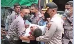 Viral Aksi Heroik Kapolres Sikka dan Istri yang Hamil Tolong Korban Kecelakaan