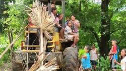 Aksi Emak-Emak di Sikka Sandera Alat Berat, Protes Jalan Rusak Tak Diperbaiki