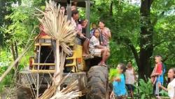 Jalan Rusak Tak Kunjung Diperbaiki, Sejumalah Emak-emak di Sakka Sandera Alat Berat Milik PUPR