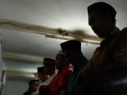 Angka Penyebaran Covid-19 Menurun, MUI: Sholat Boleh Rapatkan Saf