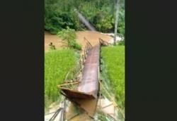 Jembatan Gantung Cijaku Lebak Ambruk, 9 Siswa  SMP Terluka