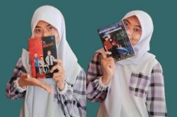 Tekuni Menulis Sejak SD, Mahasiswi Kembar Ini Sudah Terbitkan Belasan Buku