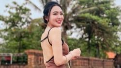 Wika Salim Pose Pamer Punggung Mulus Menggoda Netizen