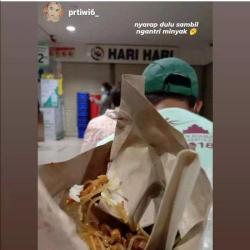 Semangat Antre Beli Minyak Goreng Sambil Makan Nasi Uduk